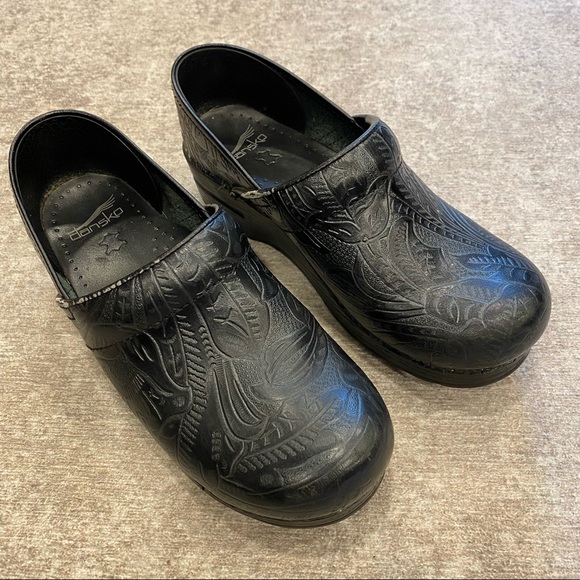 Dansko Professional Black Tooled Clogs Size 39 Design Leather Shoes - Picture 3 of 9